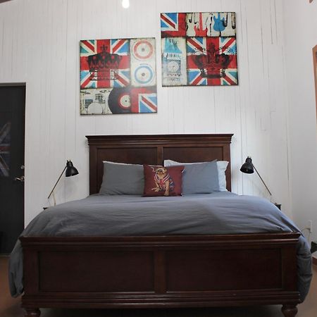 Private Bright Modern Studio! Queen Bed ! Victoria Eksteriør billede