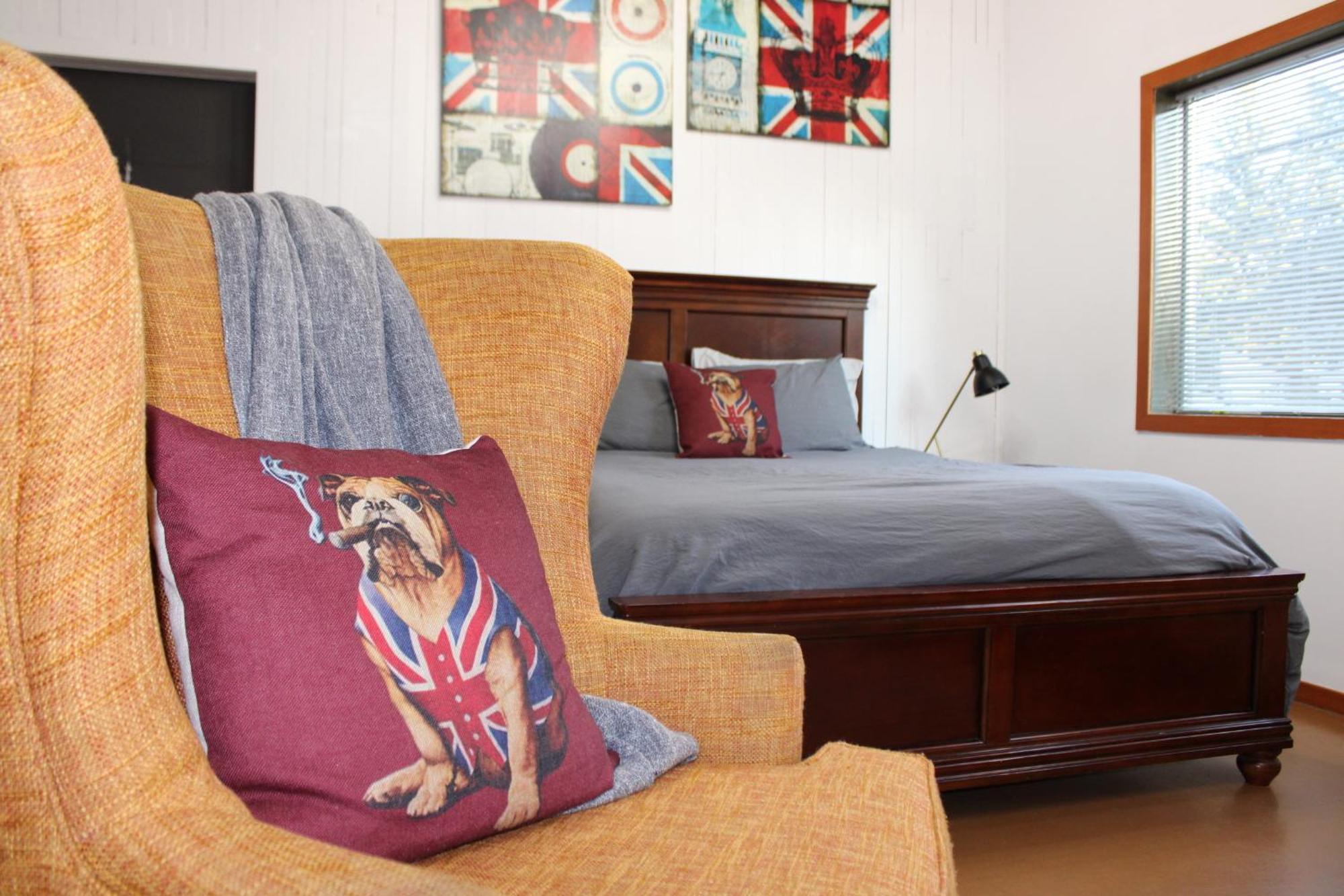 Private Bright Modern Studio! Queen Bed ! Victoria Eksteriør billede
