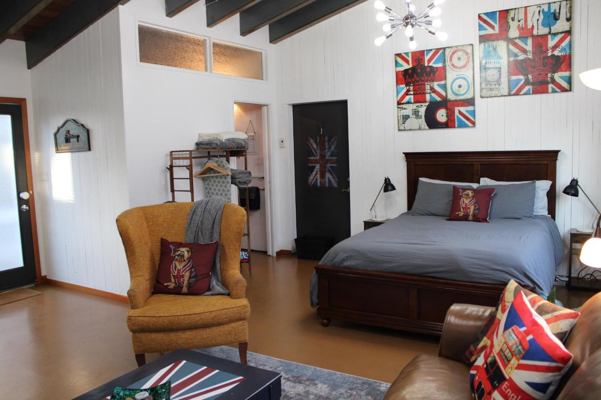 Private Bright Modern Studio! Queen Bed ! Victoria Eksteriør billede